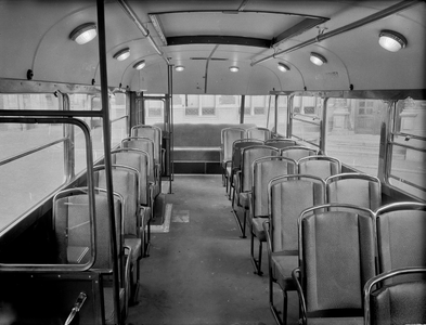 86405 Interieur van een Diamond-T autobus (serie 4-7, 22-26 en 75) van het G.E.B.R.U. te Utrecht.